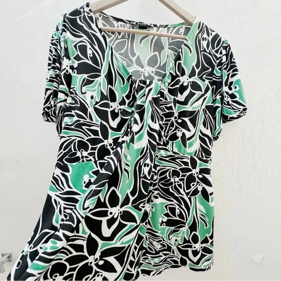Style & Co || Women’s  Kelly Green and Black Floral Drapey Blouse 1X - Picture 3 of 10